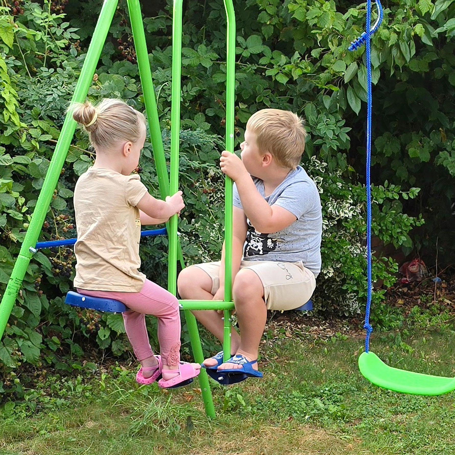 Balançoire portique pour enfant 3 en 1 avec 1 balançoire face à face et 2 sièges de balancelle, balançoire enfant extérieur cadre en A métal, hauteur réglable, charge 180kg, 3+ans, vert