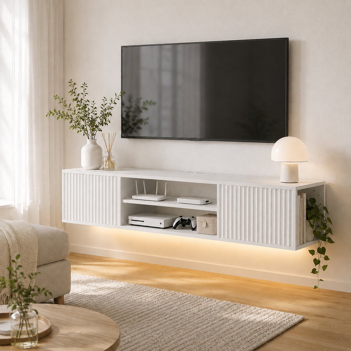 Mobile TV sospeso galleggiante 140cm con illuminazione LED e prese, 2 ante scanalate e ripiano regolabile, bianco