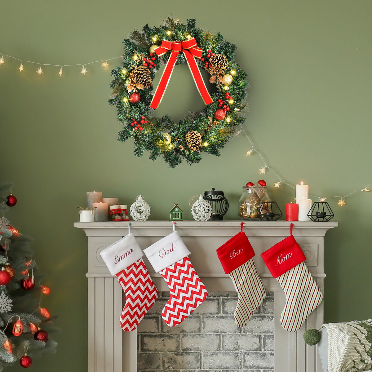 Couronne de Noël artificielle lumineuse avec 20 LED de 60 cm - décorée de houx et de pommes de pin