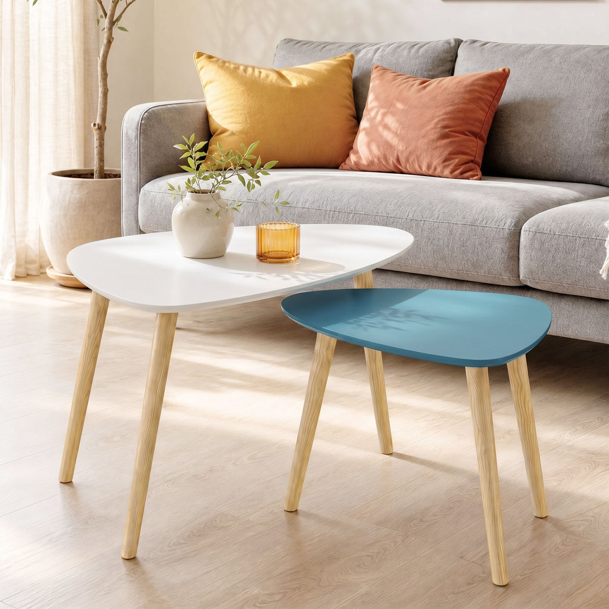 Set di 2 tavolini da salotto nidificanti design scandinavo, gambe in legno e piano in legno, bianco e blu