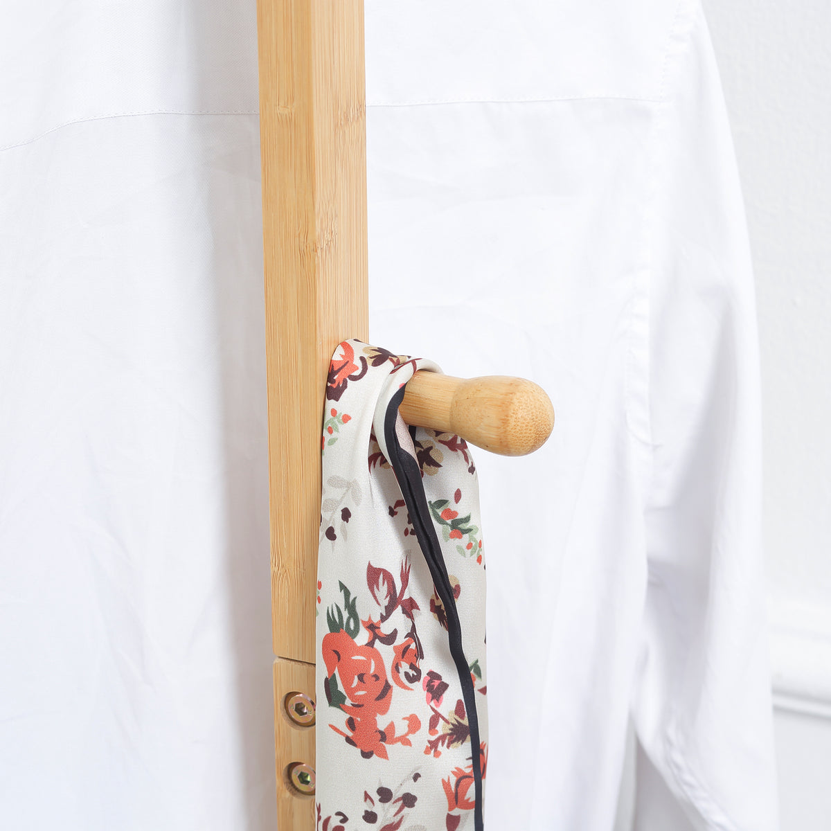 Porte manteau sur pied portant à vêtements, Vestiaire en bois avec 3 tringles et 2 crochets