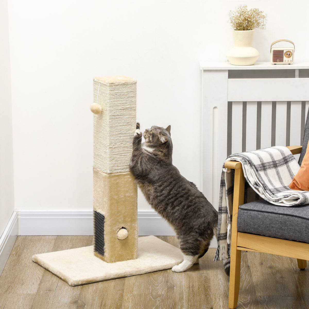 Poteau à gratter pour chat griffoir pour chat balle avec clochette 2 brosses de toilettage 59,5 x 39 x 79 cm beige crème