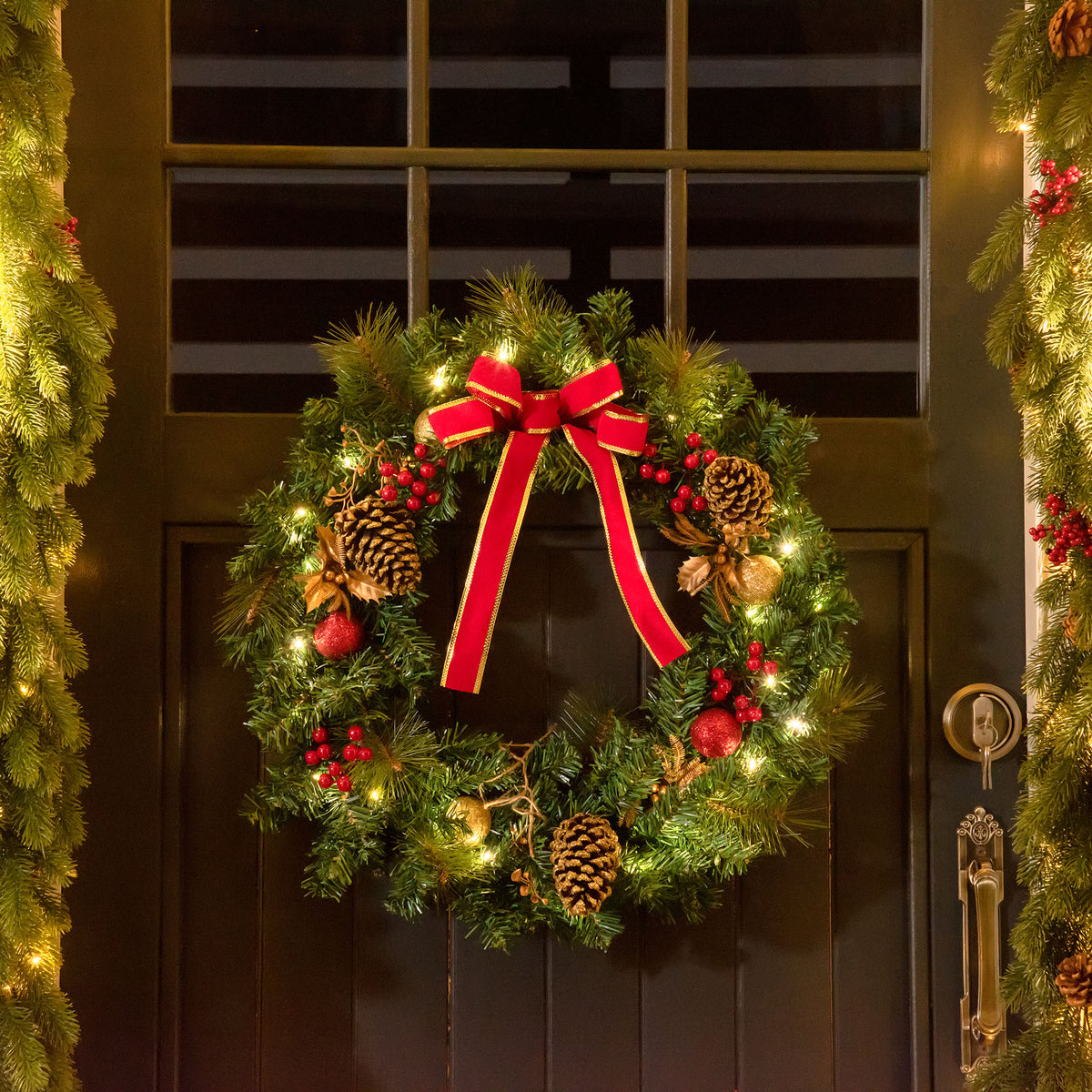 Couronne de Noël artificielle lumineuse avec 20 LED de 60 cm - décorée de houx et de pommes de pin