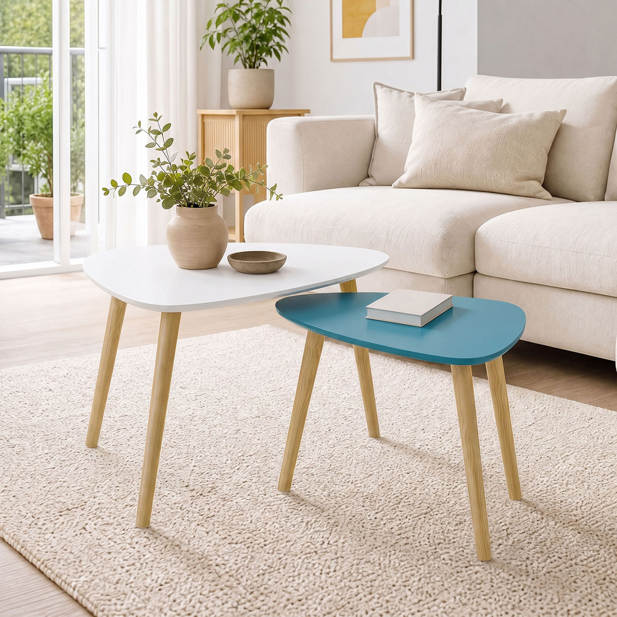 Set di 2 tavolini da salotto nidificanti design scandinavo, gambe in legno e piano in legno, bianco e blu