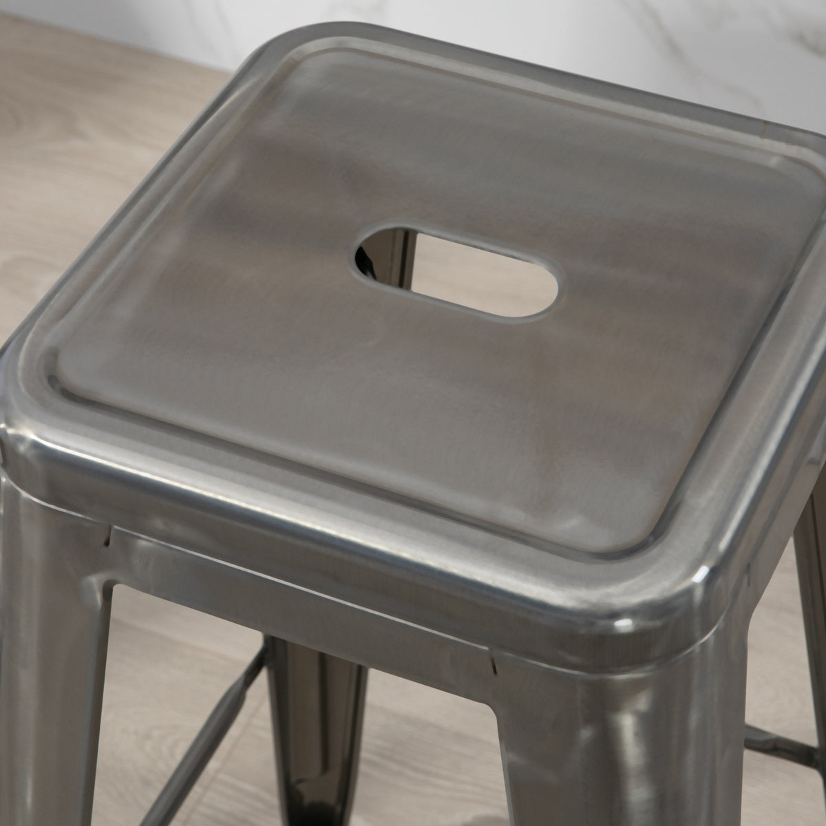 4er-Set stapelbare Industrie-Barhocker Sitzhöhe 76 cm silberfarbenes Metall