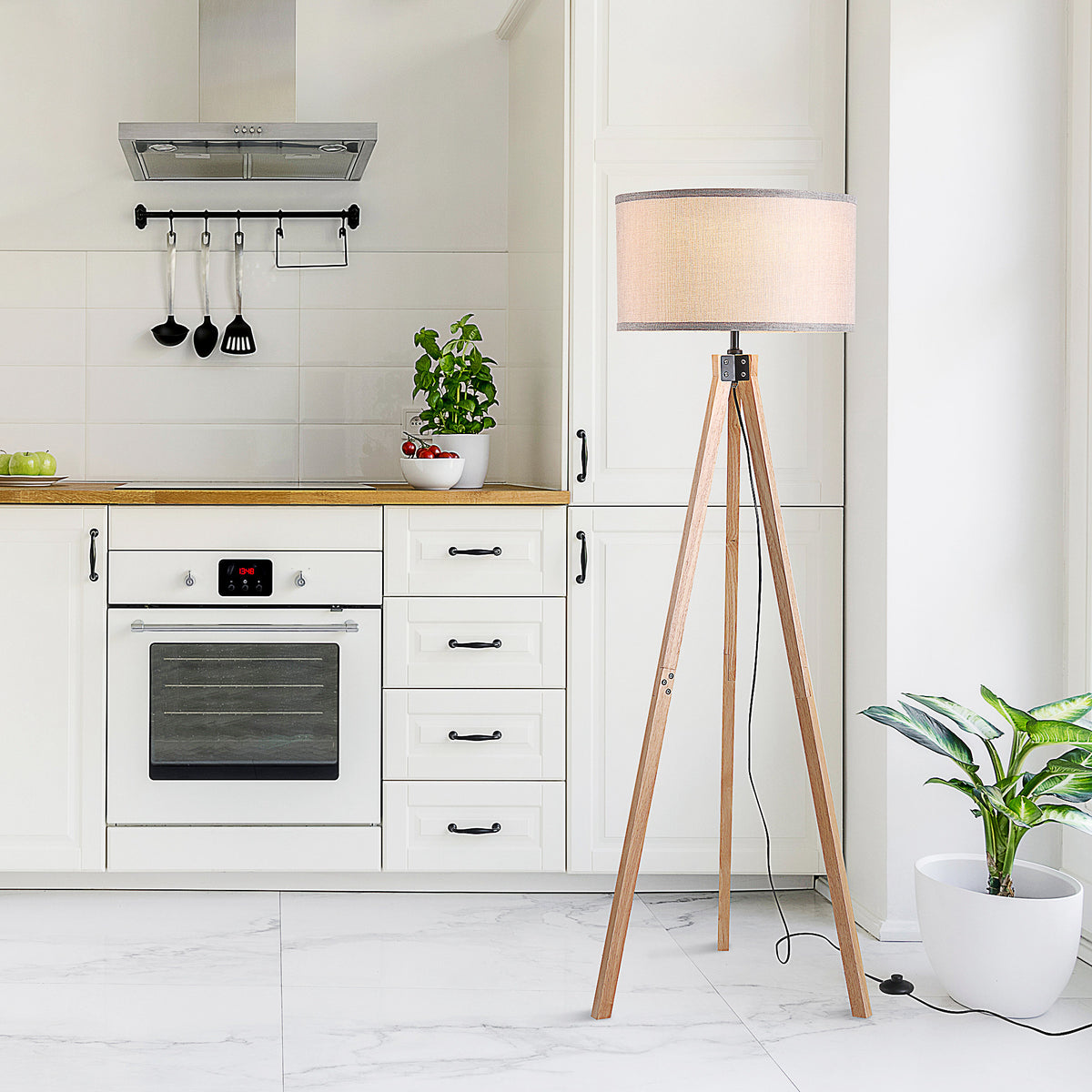 Lampadaire trépied style scandinave 40 W max. dim. 45L x 45l x 152H cm bois de pin lin beige