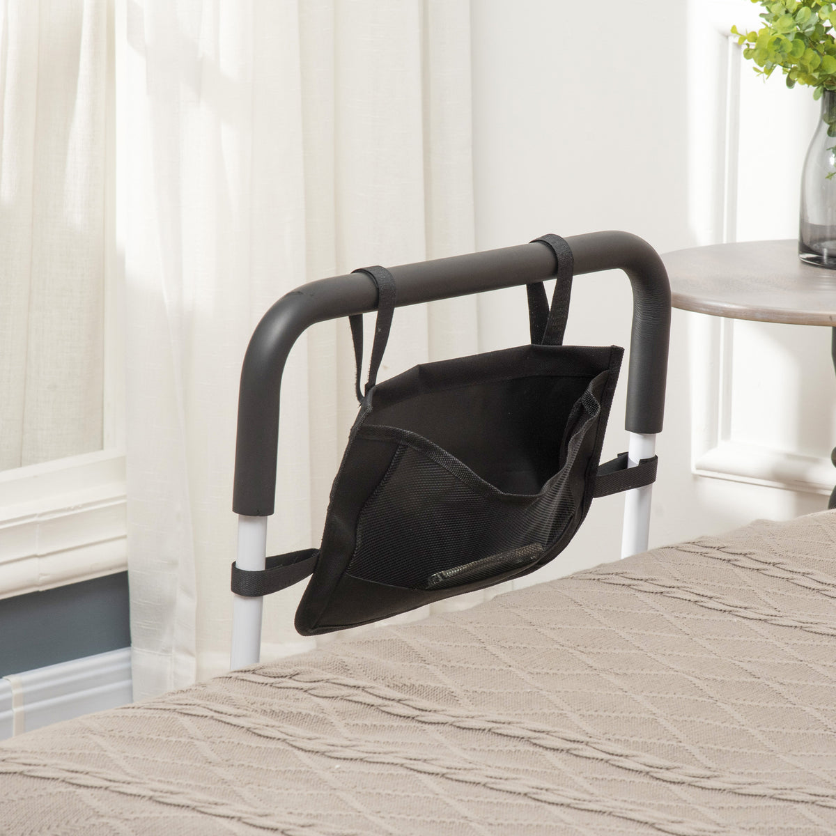 Sponda letto con piedini, protezione regolabile in 5 altezze, tasca portaoggetti, 52 x 85-95 x 71-102 cm, bianco nero