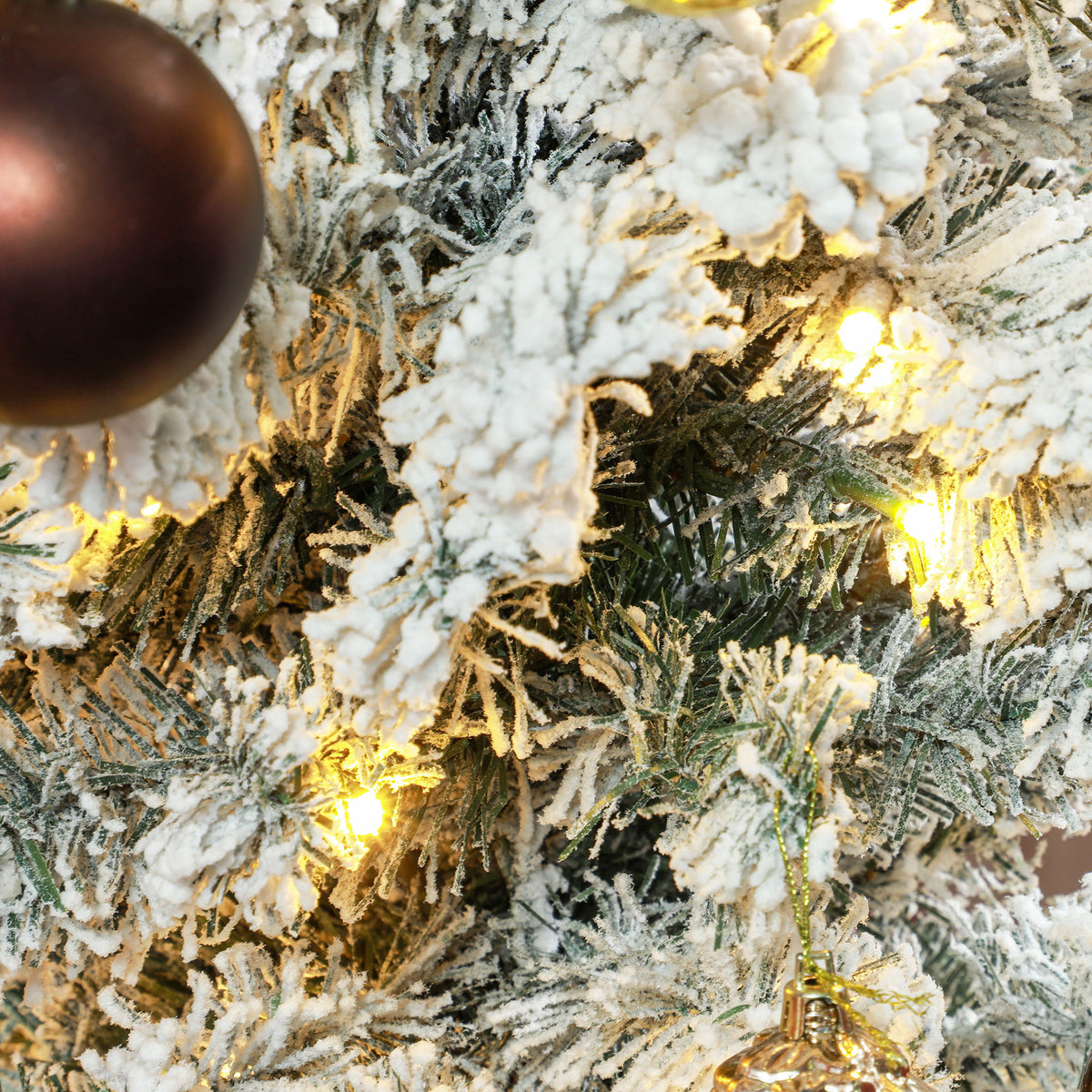 Sapin de Noël artificiel 150 cm avec éclairage LED blanc chaud, 263 branches enneigées, base en métal, réaliste et fin