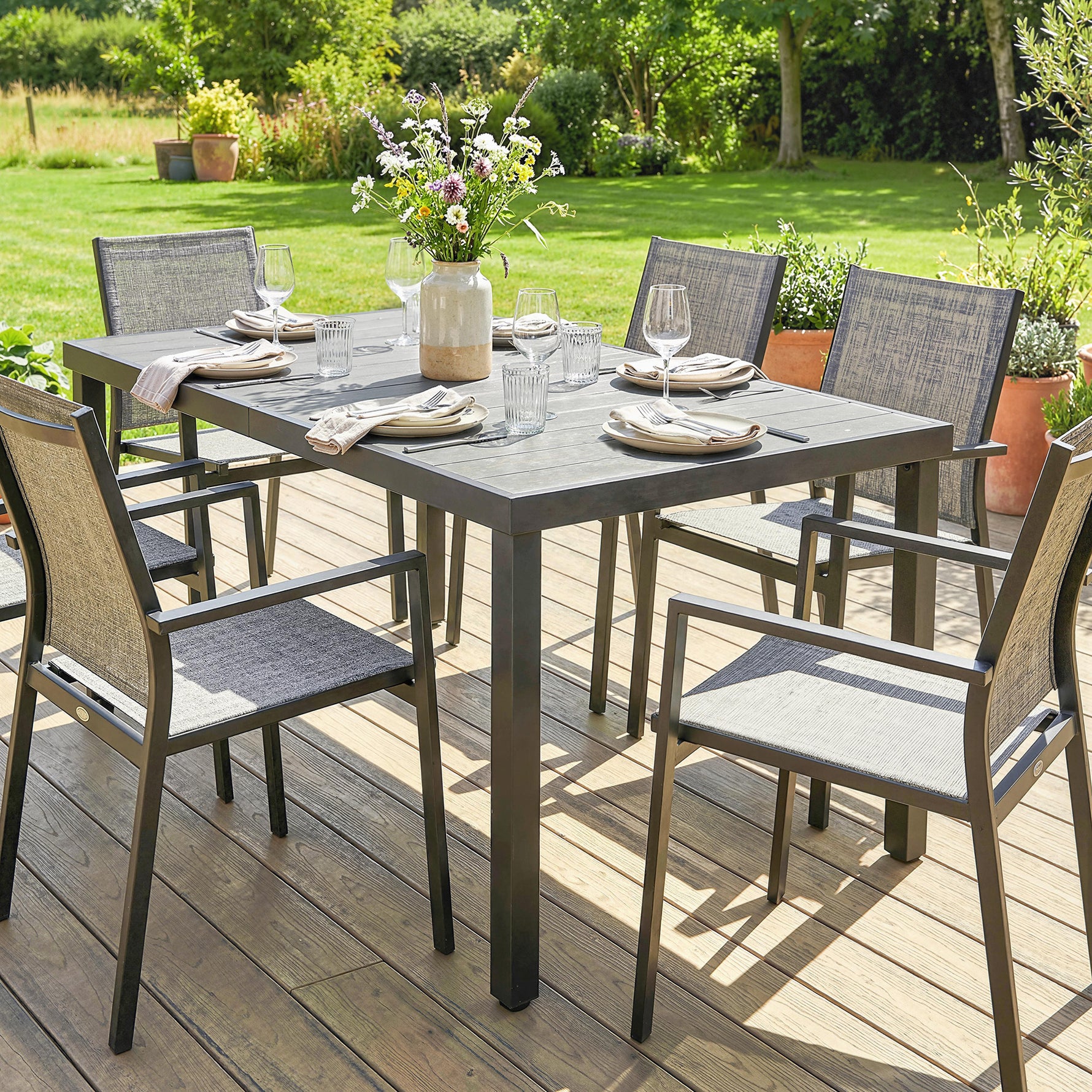 Table de jardin pour 4 à 6 personnes, table à manger extérieure avec plateau à lattes, 140 x 90 x 74 cm, gris