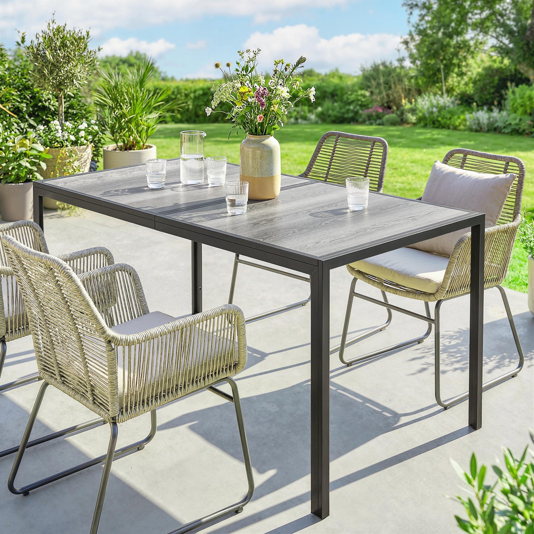 Table de jardin pour 4 à 6 personnes, table à manger extérieure avec plateau à effet bois, 150 x 80 x 74 cm, gris