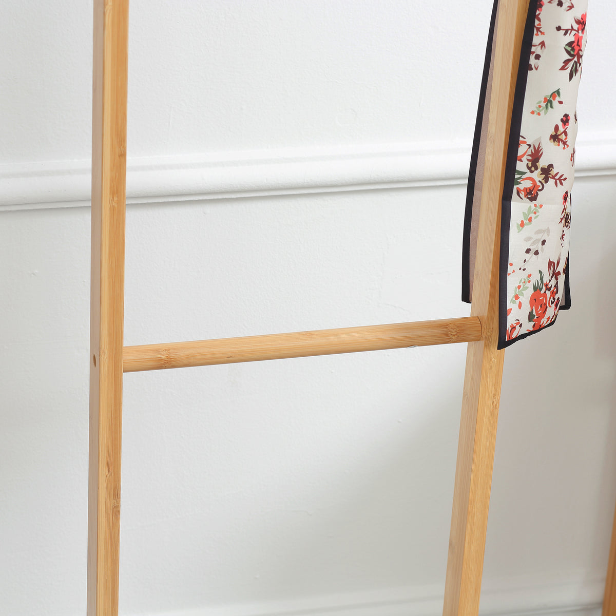 Porte manteau sur pied portant à vêtements, Vestiaire en bois avec 3 tringles et 2 crochets