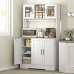 Armoire de cuisine scandinave avec placards, compartiments ouverts, portes vitrées et plan de travail, blanc