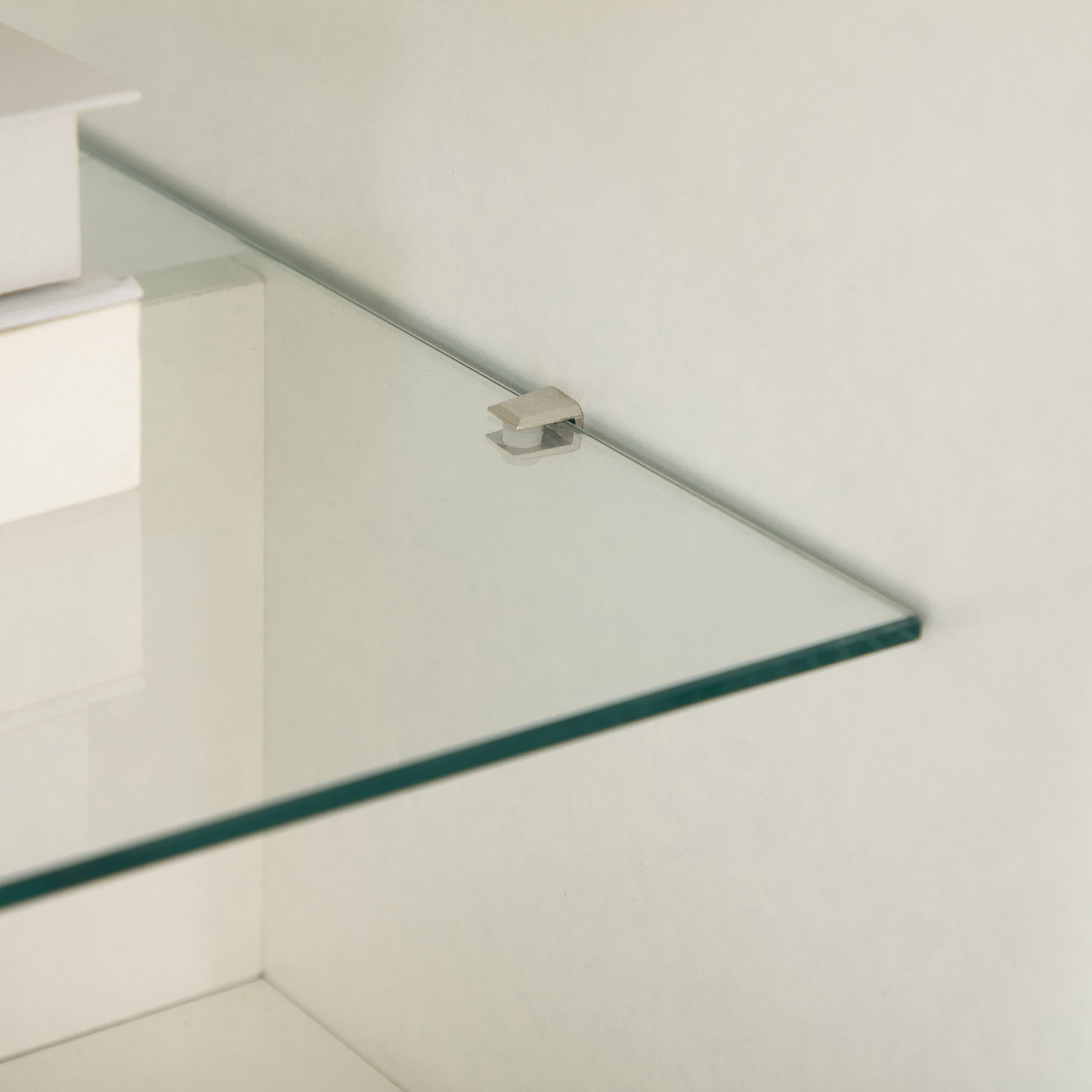 Table basse rectangulaire design contemporain 2 tiroirs 2 niches étagère verre trempé panneaux blanc aspect chêne clair