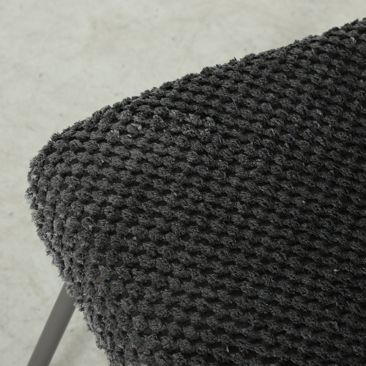 Juego de 2 sillas de comedor, sillas de cocina tapizadas en terciopelo, respaldo curvado, patas de metal, gris oscuro