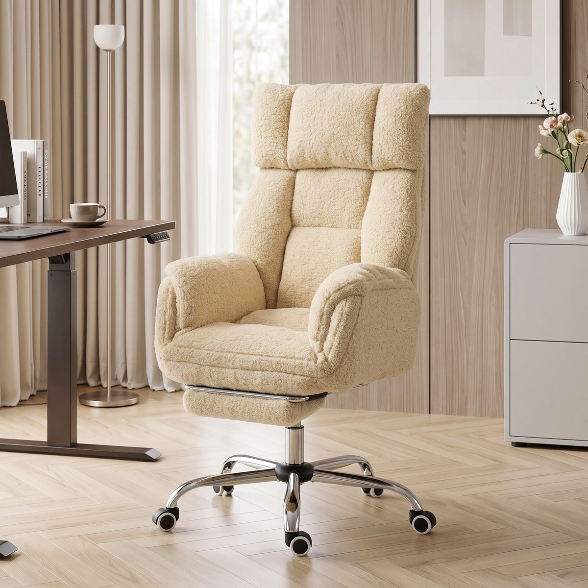 Sedia da ufficio ergonomica con braccioli ribaltabili a 5 livelli, poltrona da ufficio reclinabile in tessuto teddy, crema