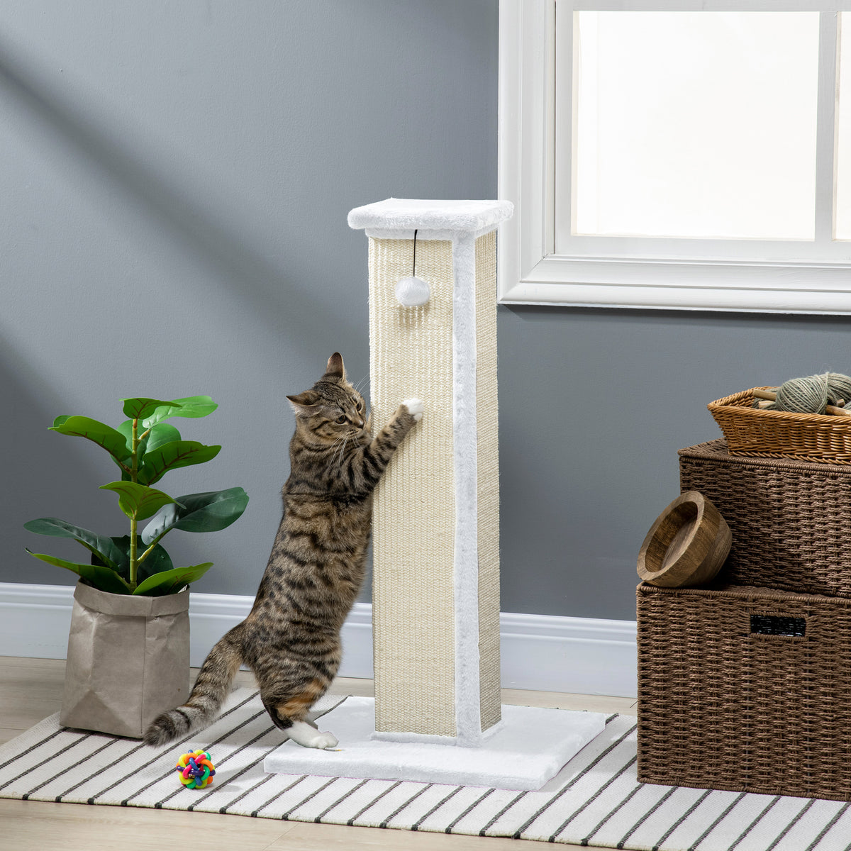 Krabpaal voor katten, sisal en pluche, met hangend balletje, stabiele voet, 41 x 41 x 81 cm, wit en crème