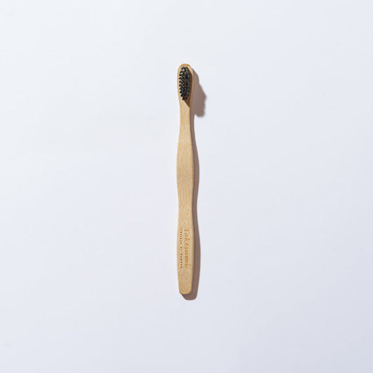Brosse à dents en bambou infusée au charbon de bambou