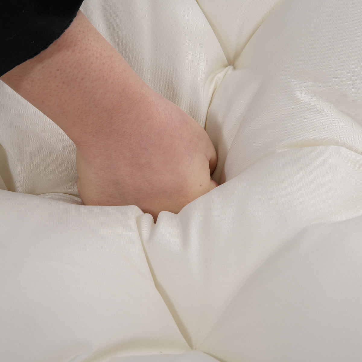 Fauteuil chaise de jardin avec repose-pieds en métal époxy et résine tressée aspect rotin avec coussins