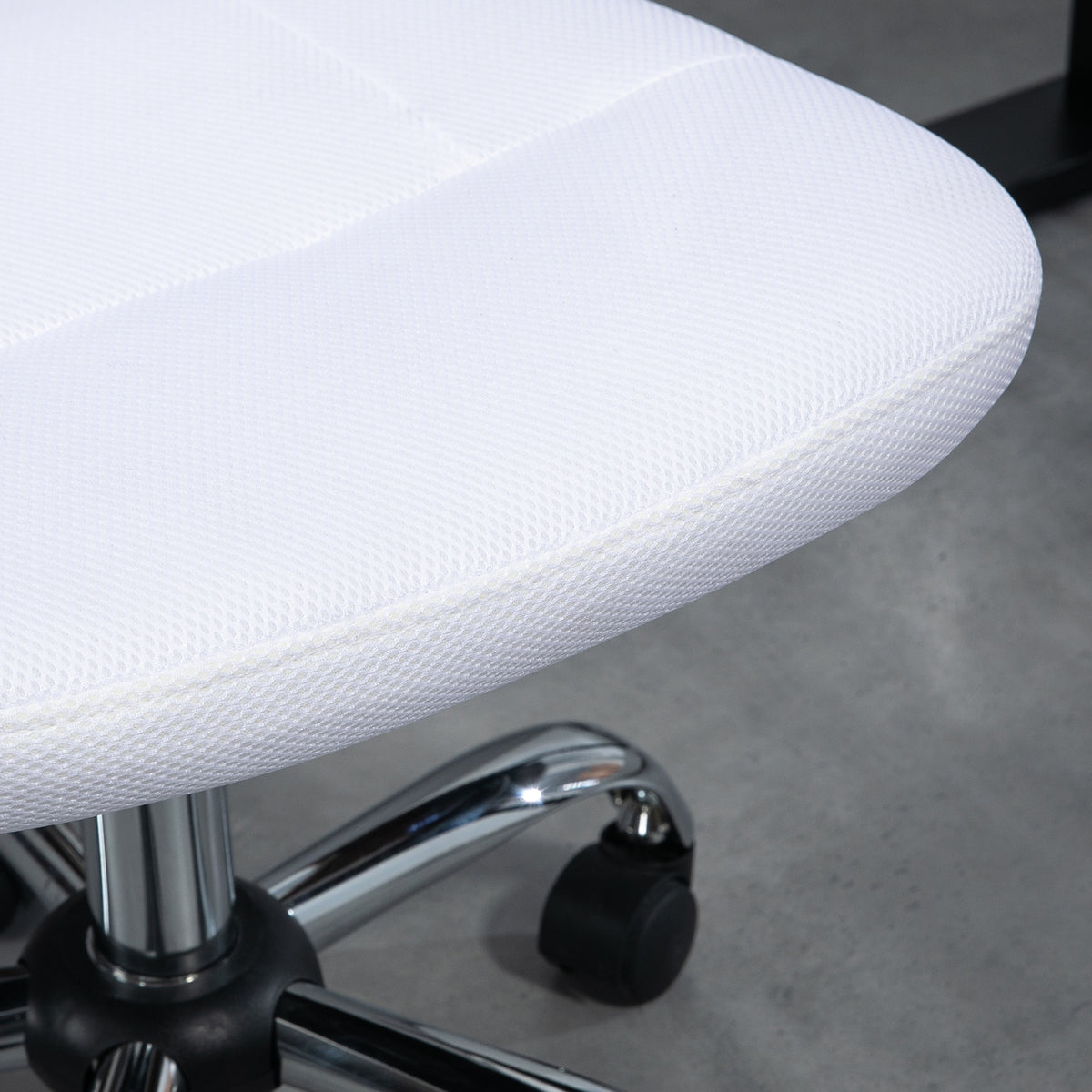 Chaise de bureau ergonomique hauteur réglable piètement chromé pivotant 360° revêtement maille blanc