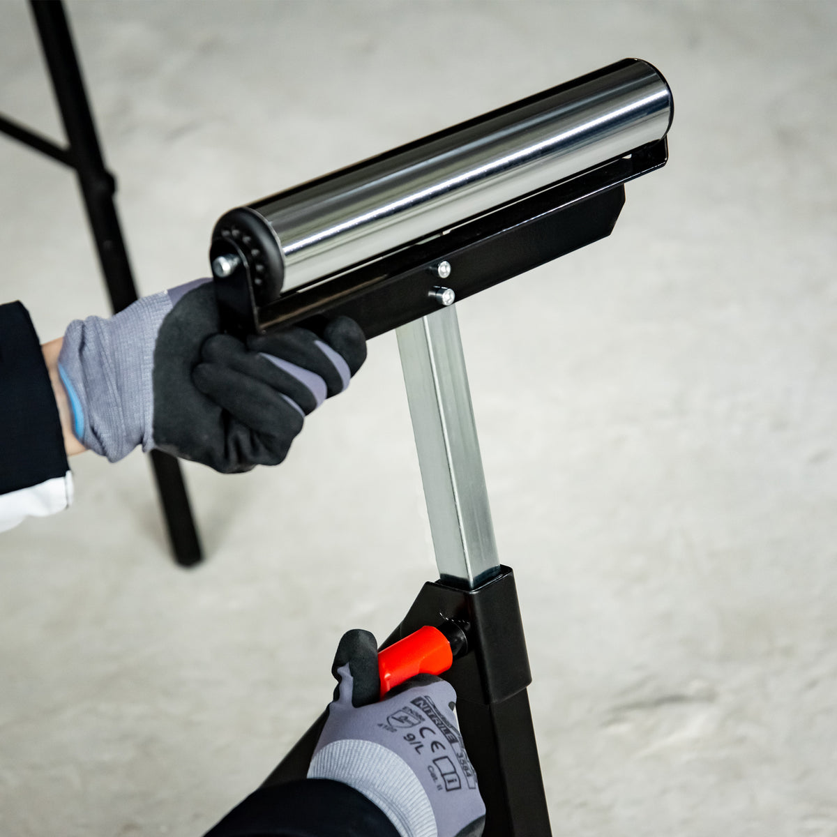 Servante d'atelier à rouleau pliable, support avec rouleau hauteur réglable 68 à 110 cm, charge max. 90 kg, noir