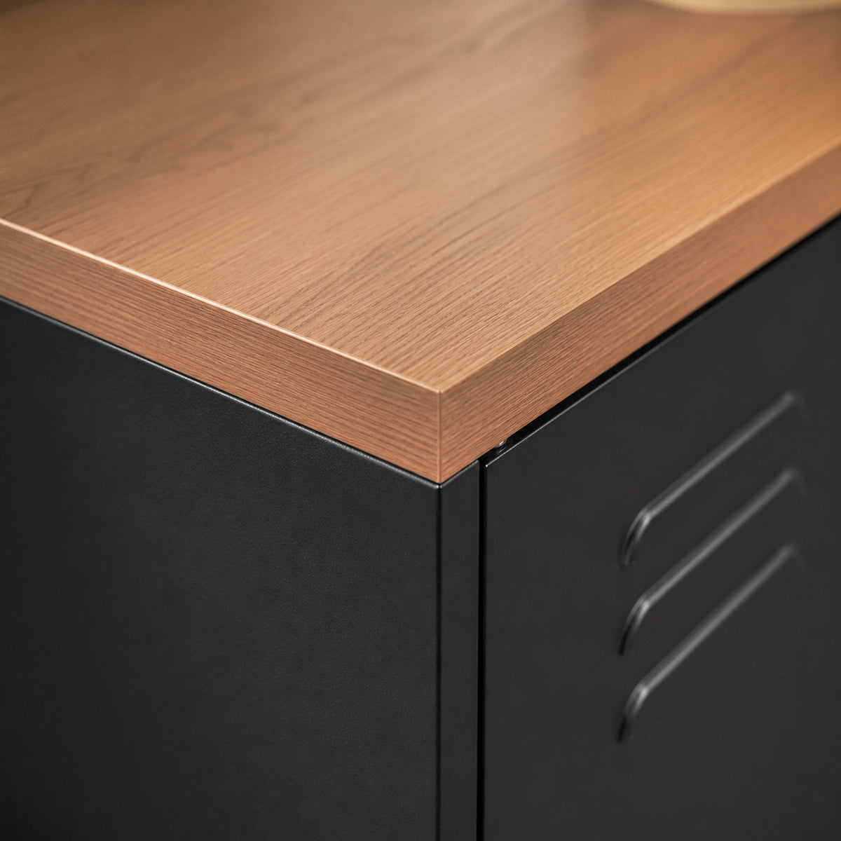 Aparador de salón metálico, mueble de almacenamiento industrial con 2 puertas y estante ajustable, 80 x 40 x 80 cm, negro