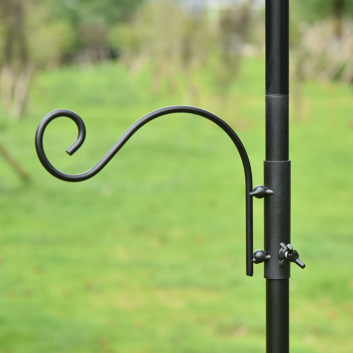 Mangiatoia per uccelli, stazione di alimentazione decorativa per uccelli selvatici con 4 ganci, 54,5 x 54,5 x 208 cm, nero