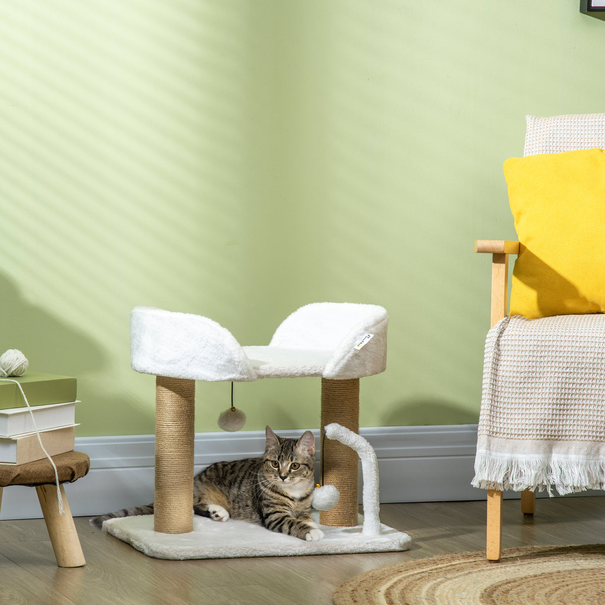 Arbre à chat grattoir design avec jeu 2 pompons suspendus 2 poteaux sisal plateforme peluche sisal 48 x 38 x 42 cm beige