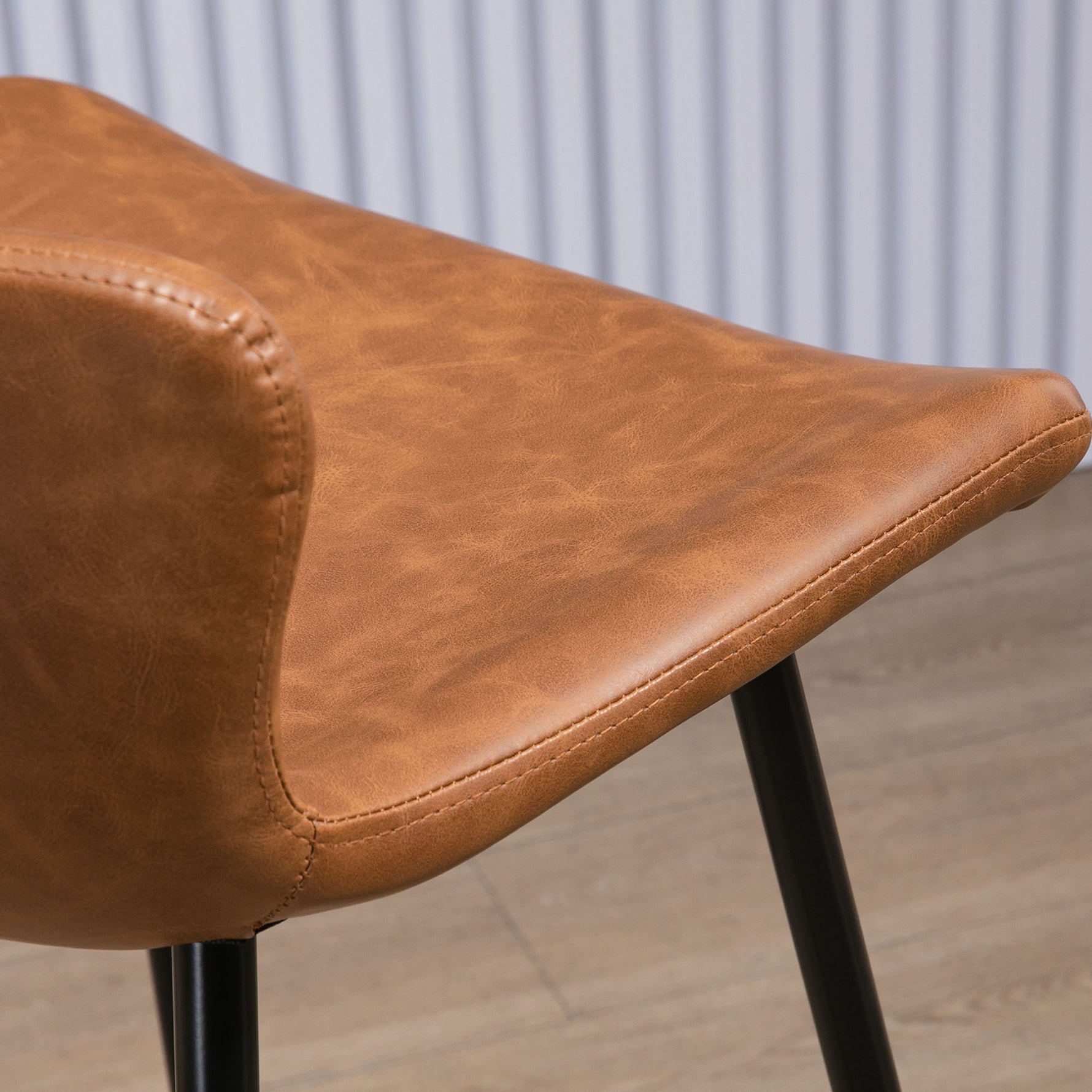 Lot de 2 tabourets de bar assise en similicuir hauteur 76 cm avec repose-pieds en acier et dossier design vintage marron