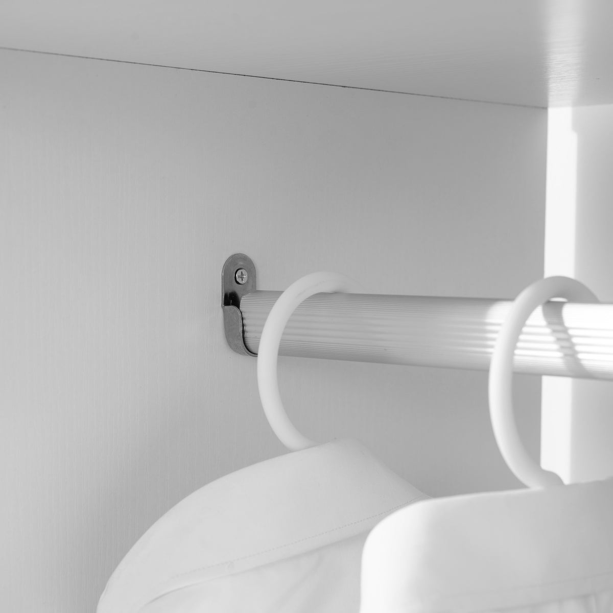 Set di 2 appendiabiti salvaspazio mobili con rotelle, 2 vani + ampio spazio appendiabiti in legno bianco