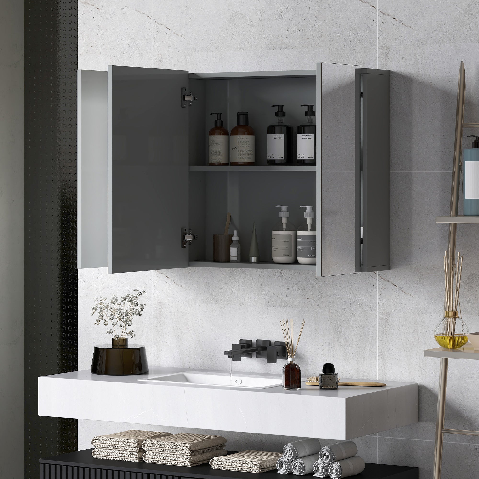 Armoire murale de salle de bain avec 3 portes miroir et étagères réglables en MDF Gris dim. 90L x 15l x 60H cm
