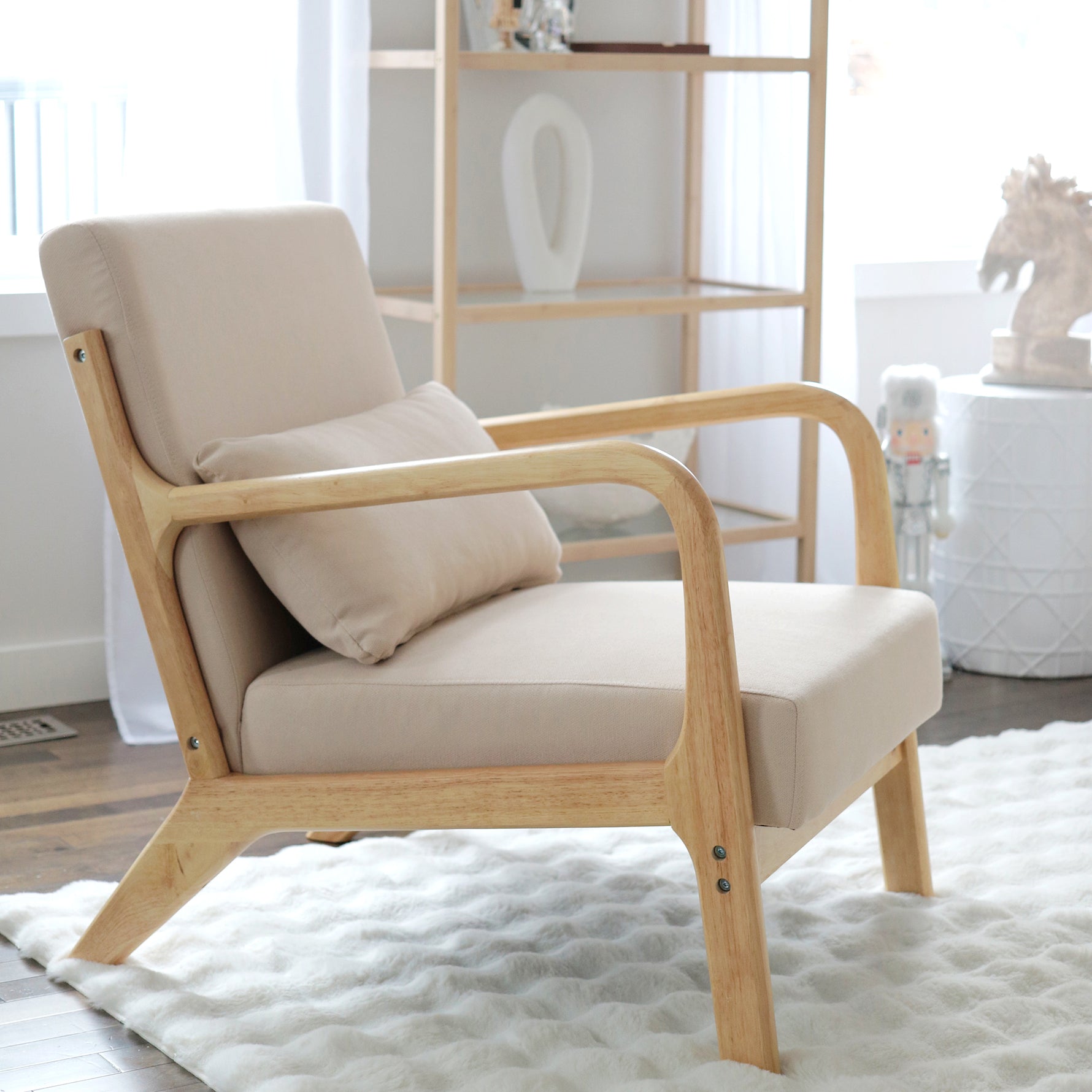 Fauteuil lounge - 3 coussins inclus - assise profonde - accoudoirs - structure bois hévéa - aspect velours beige