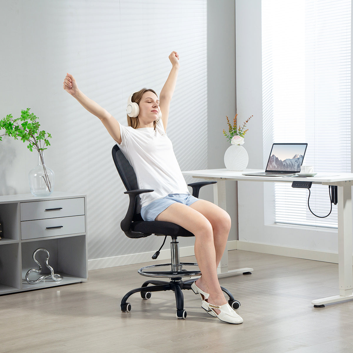Sedia da ufficio ergonomica con poggiapiedi regolabile e braccioli sollevabili, altezza regolabile, 59x62x99-119cm, nero