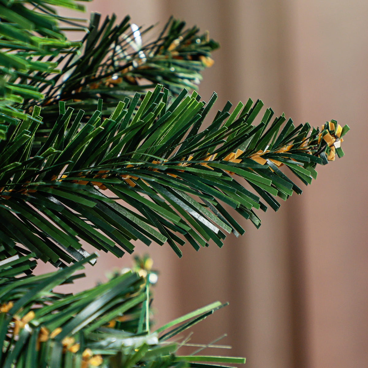 Sapin de Noël Artificiel 210 cm Arbre de Noël Slim avec support en acier pliable, 687 branches épines Vert