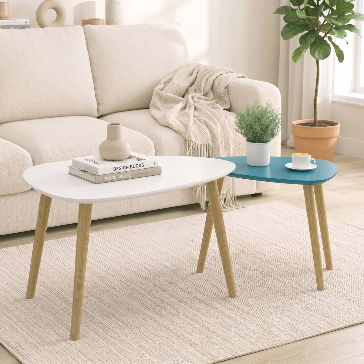 Set di 2 tavolini da salotto nidificanti design scandinavo, gambe in legno e piano in legno, bianco e blu