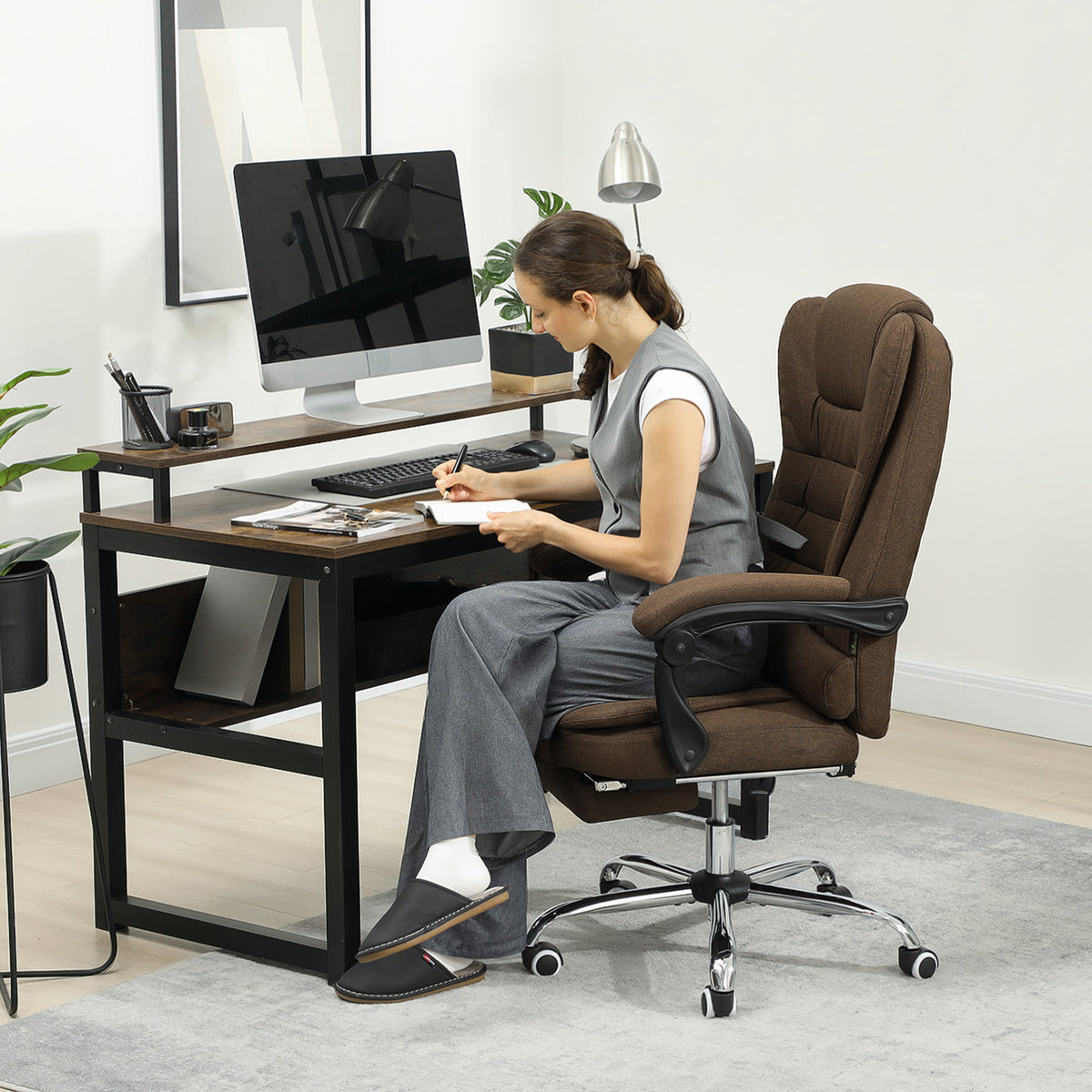 Fauteuil de bureau avec hauteur réglable, dossier inclinable, repose-pied et accoudoirs rembourrés, marron