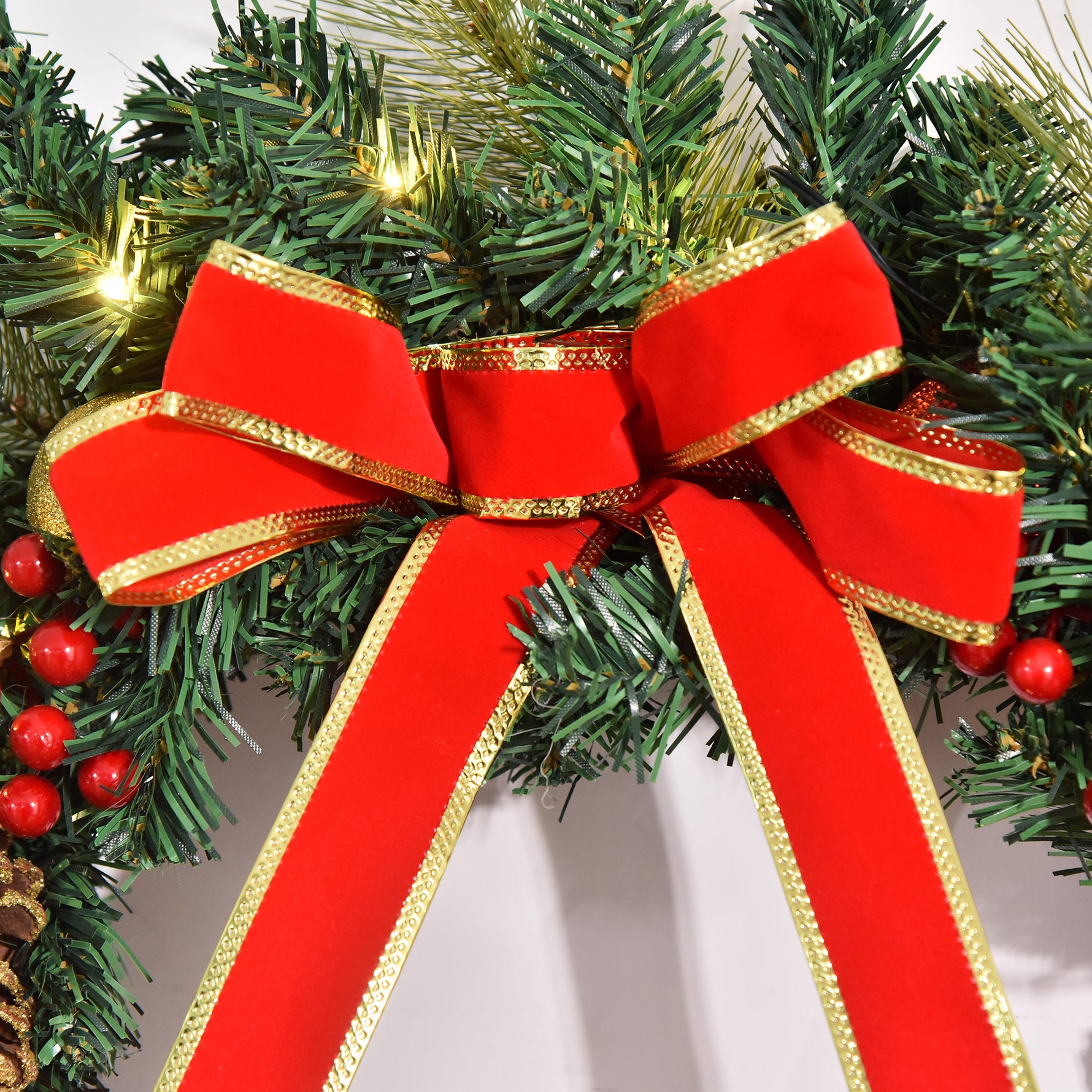 Couronne de Noël artificielle lumineuse avec 20 LED de 60 cm - décorée de houx et de pommes de pin
