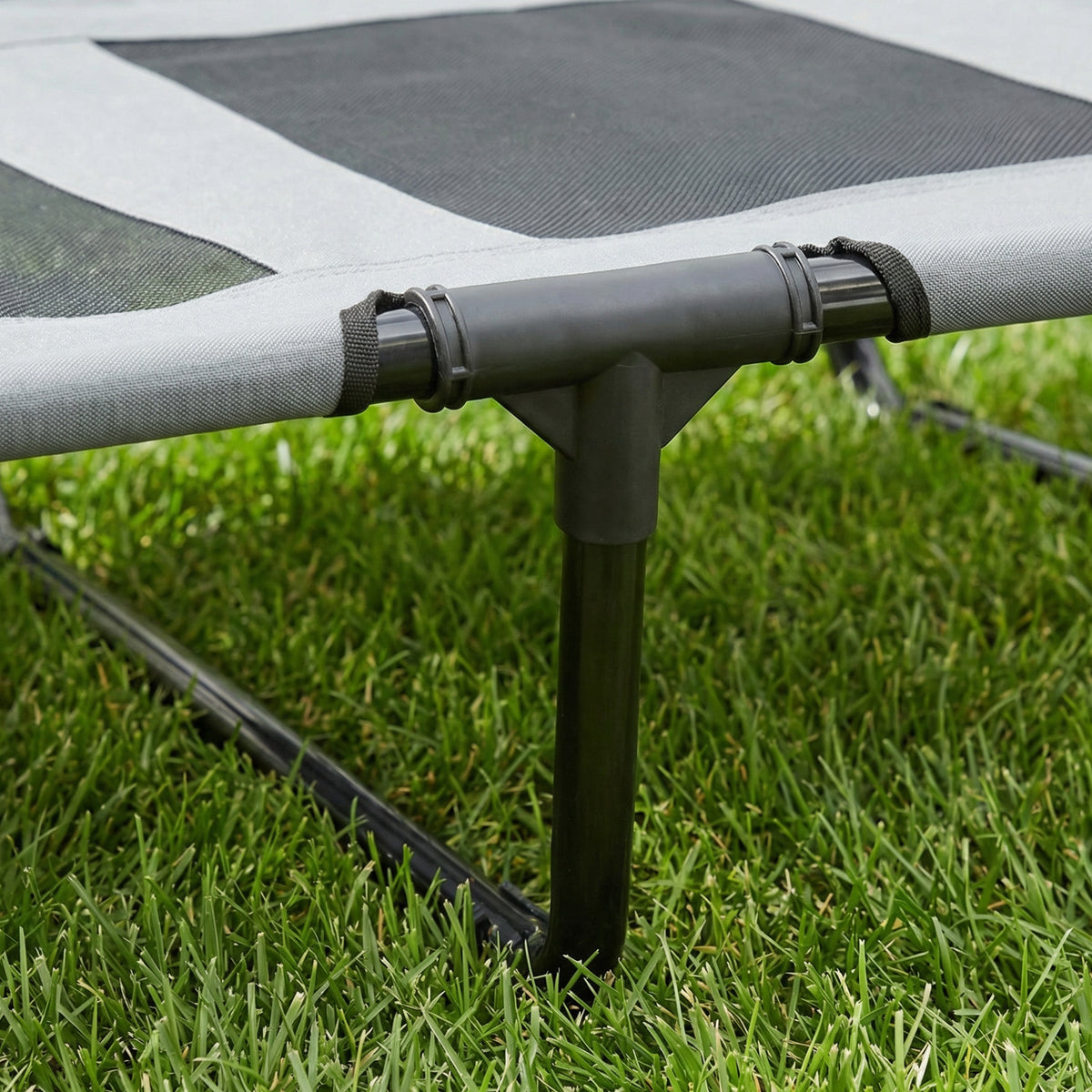 Lit Chien Sureleve avec Parasol, Lit de Camp Chien Chat sur Pieds Tissu Oxford Respirant, Anti-UV Cadre en Métal Sac de Transport Inclus Couchage Extérieur pour Chat 122 x 92 x 108 cm Gris Noir