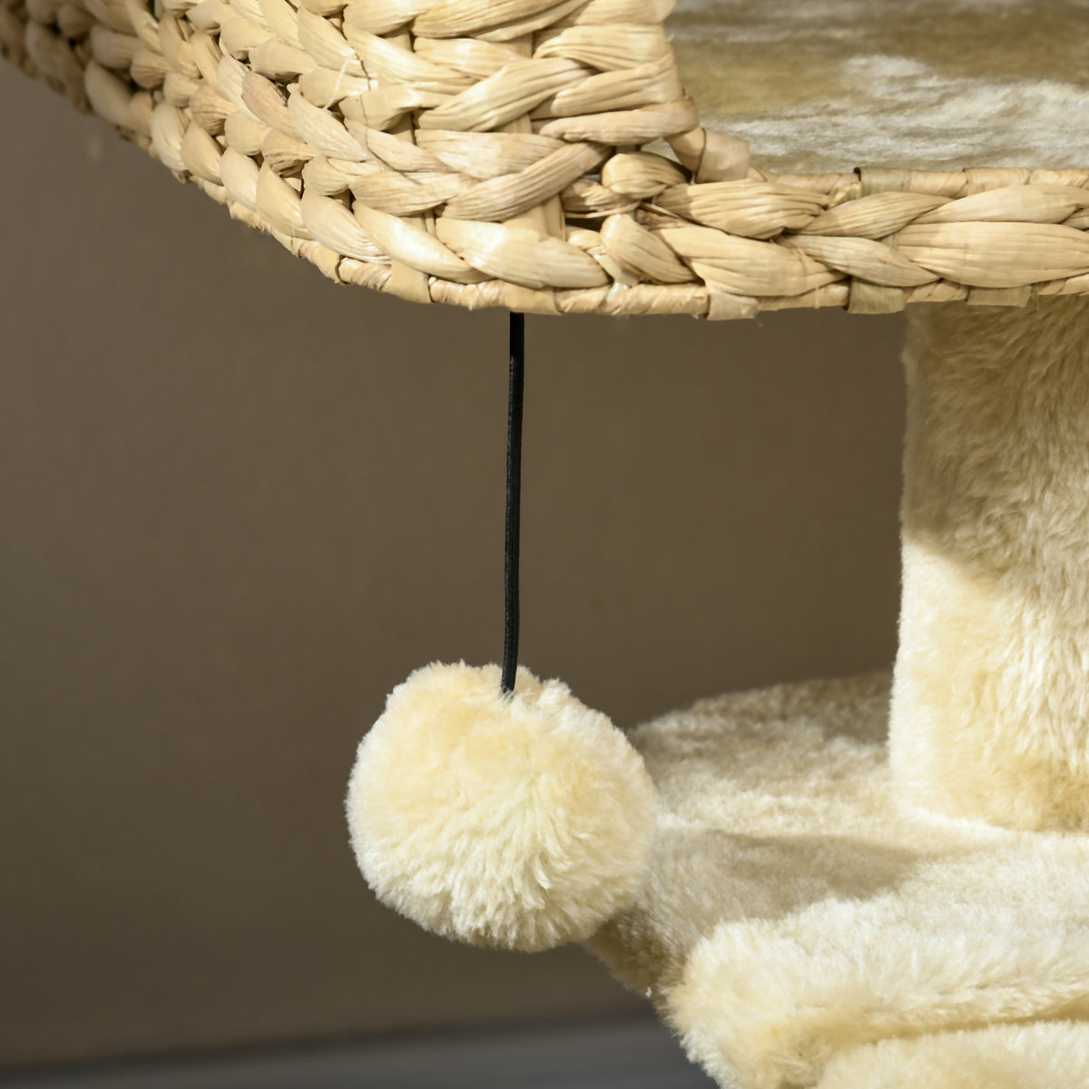 Arbre à chat avec griffoir niche panier d'observation plateformes pompon suspendus 60 x 40 x 98 cm beige