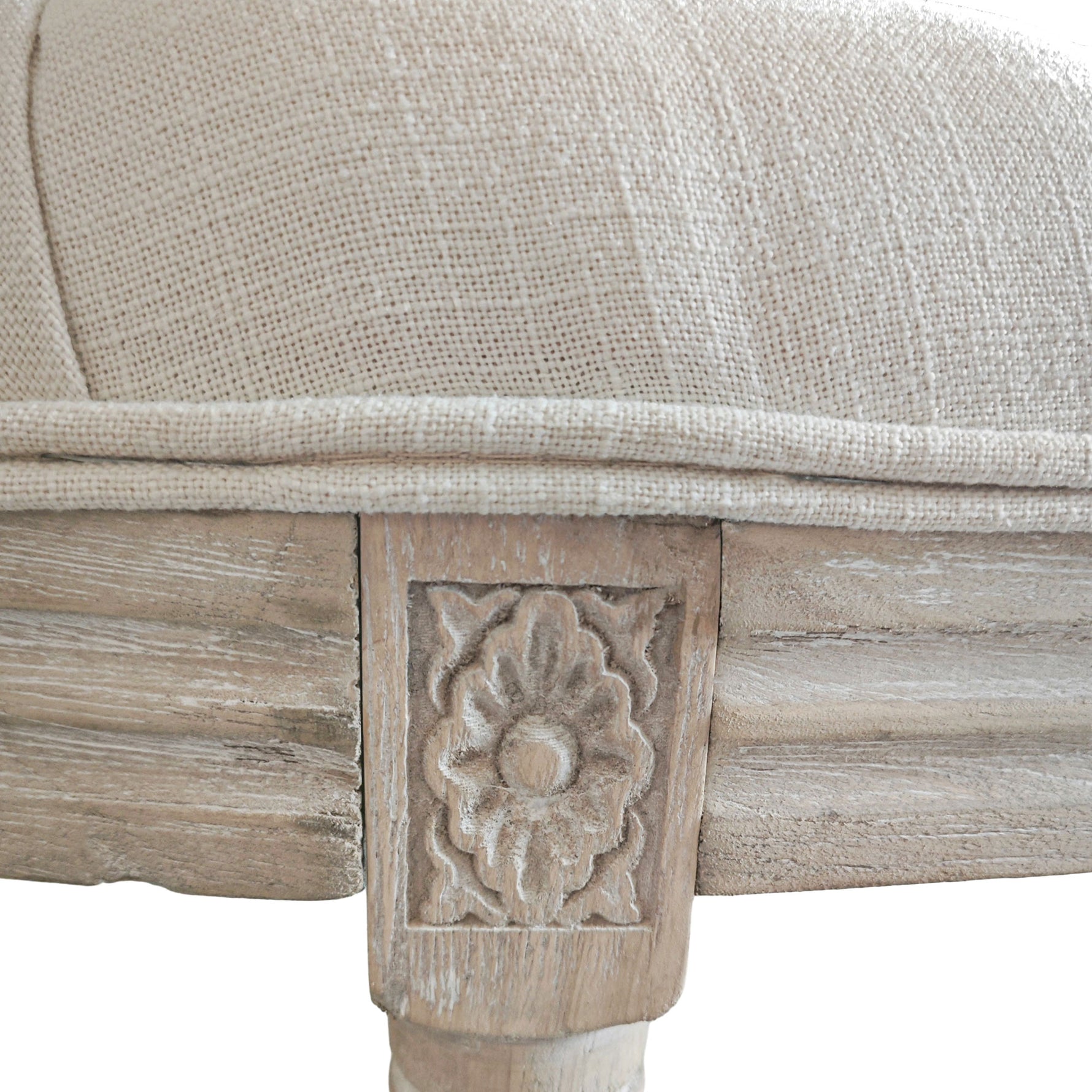 Banc bout de lit en forme demi-lune style Louis XVI structure en bois massif sculpté siège en tissu aspect lin crème