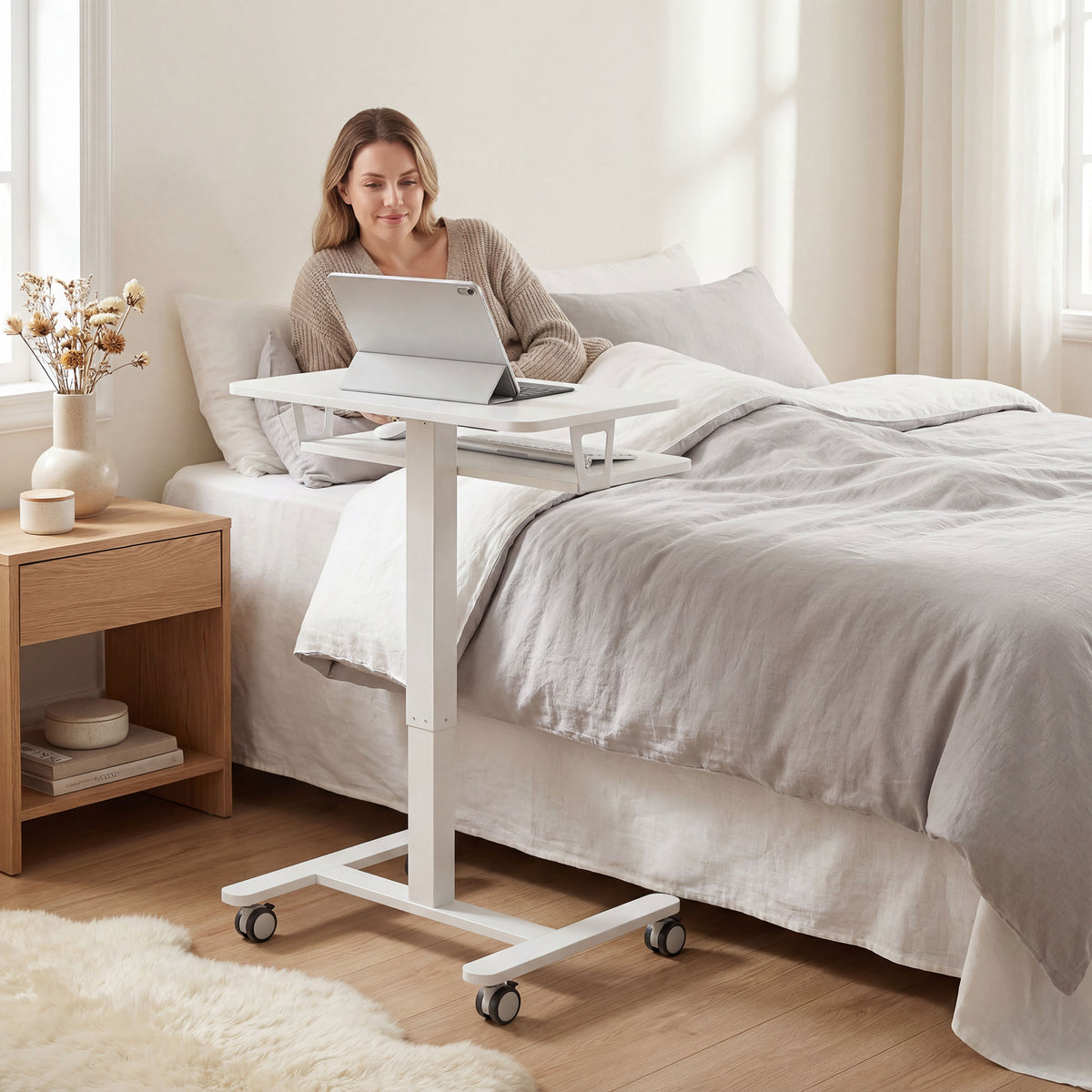 Bureau Assis-Debout Réglable en Hauteur, Bureau Mobile avec Plateau pour Clavier, Roulettes et Cadre en Acier, Blanc