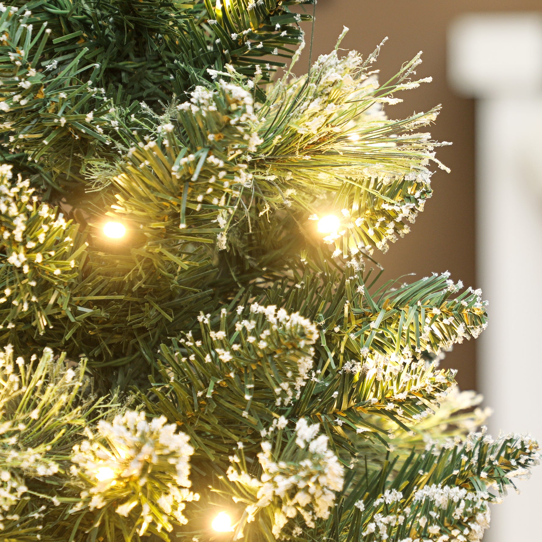 Sapin de Noël artificiel 60 cm, mini arbre de Noël de table floqué avec 35 LED, pommes de pin, fonctionne à piles, vert