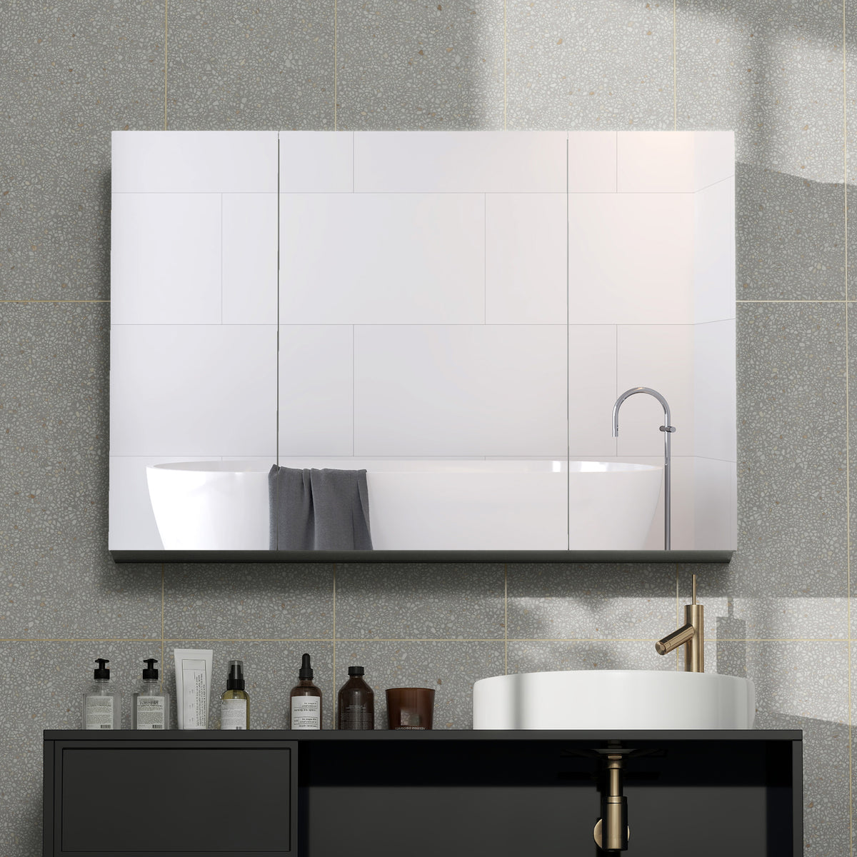 Armoire murale de salle de bain avec 3 portes miroir et étagères réglables en MDF Gris dim. 90L x 15l x 60H cm