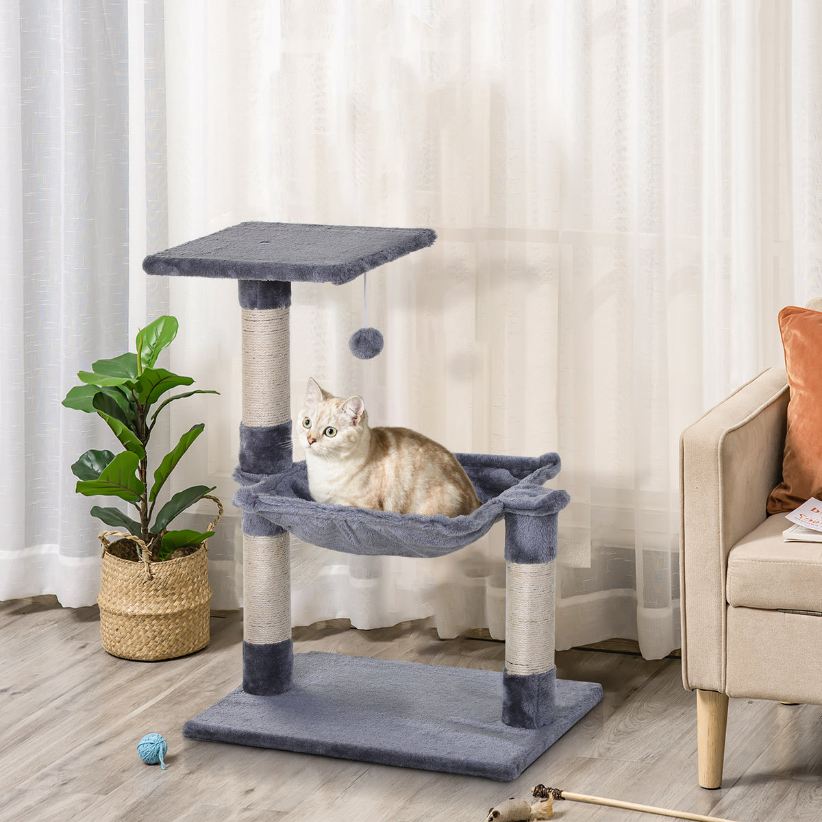 Tiragraffi per gatti, 3 colonne in sisal naturale, piattaforma, amaca e pallina sospesa, dim. 50L x 36P x 70A cm, in peluche corto grigio