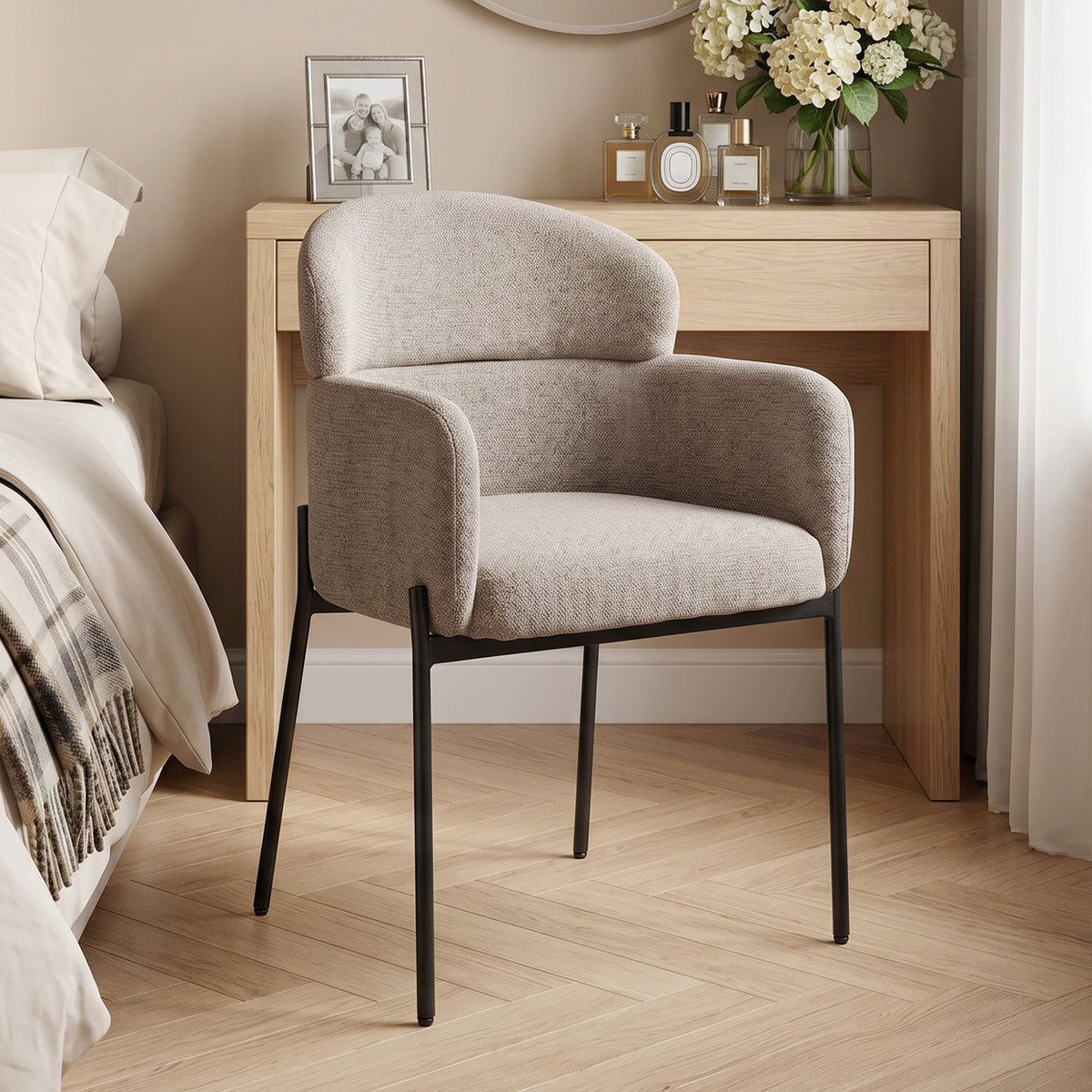 Fauteuil Salon, Fauteuil d'Appoint Rembourré en Chenille avec Dossier Courbé et Accoudoirs, Pieds en Métal, Marron Clair