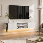 Mobile TV sospeso galleggiante 140cm con illuminazione LED e prese, 2 ante scanalate e ripiano regolabile, bianco