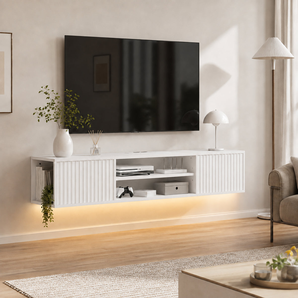 Mobile TV sospeso galleggiante 140cm con illuminazione LED e prese, 2 ante scanalate e ripiano regolabile, bianco