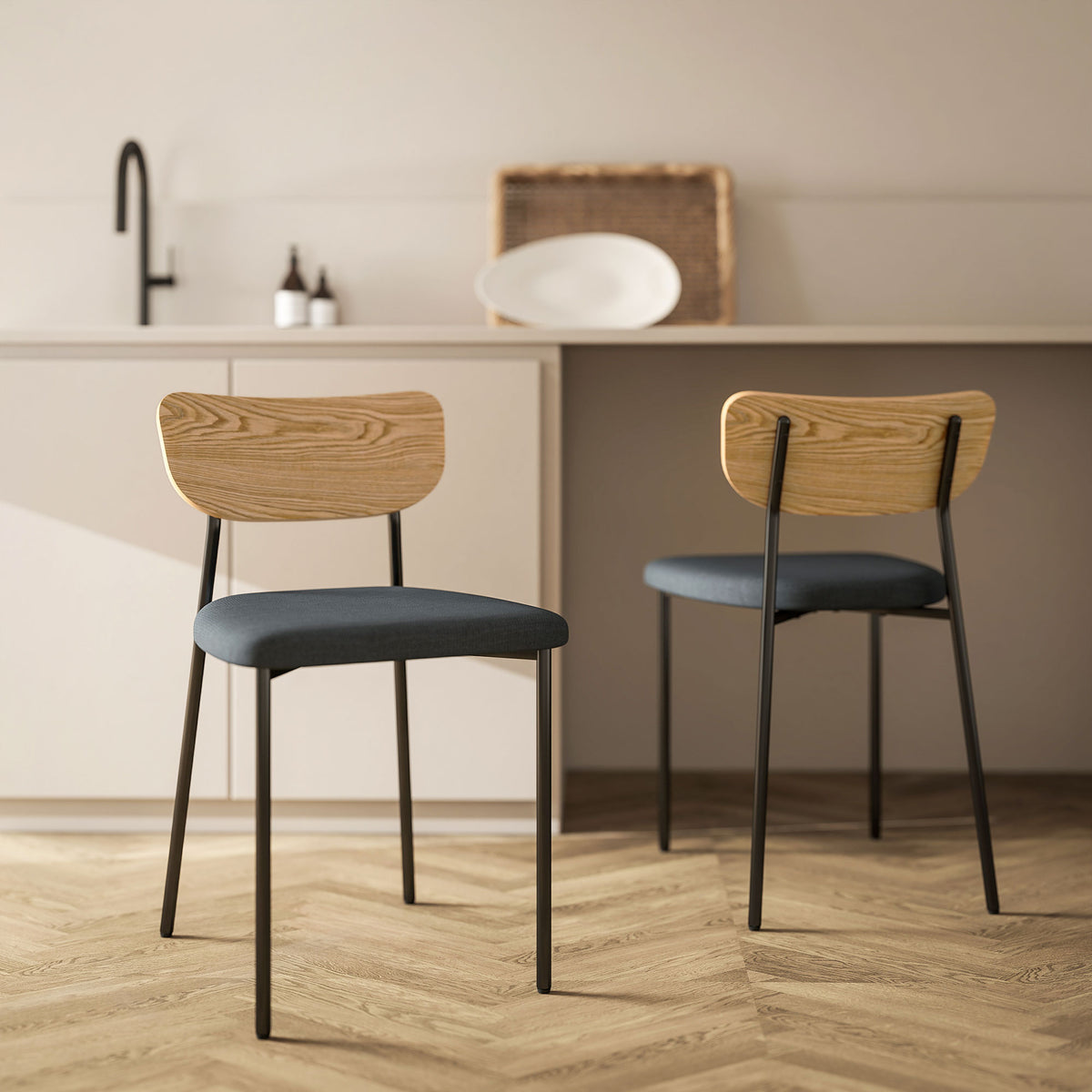 Set de 2 sillas de comedor con patas de acero, respaldo curvado y asiento acolchado, gris y efecto madera natural