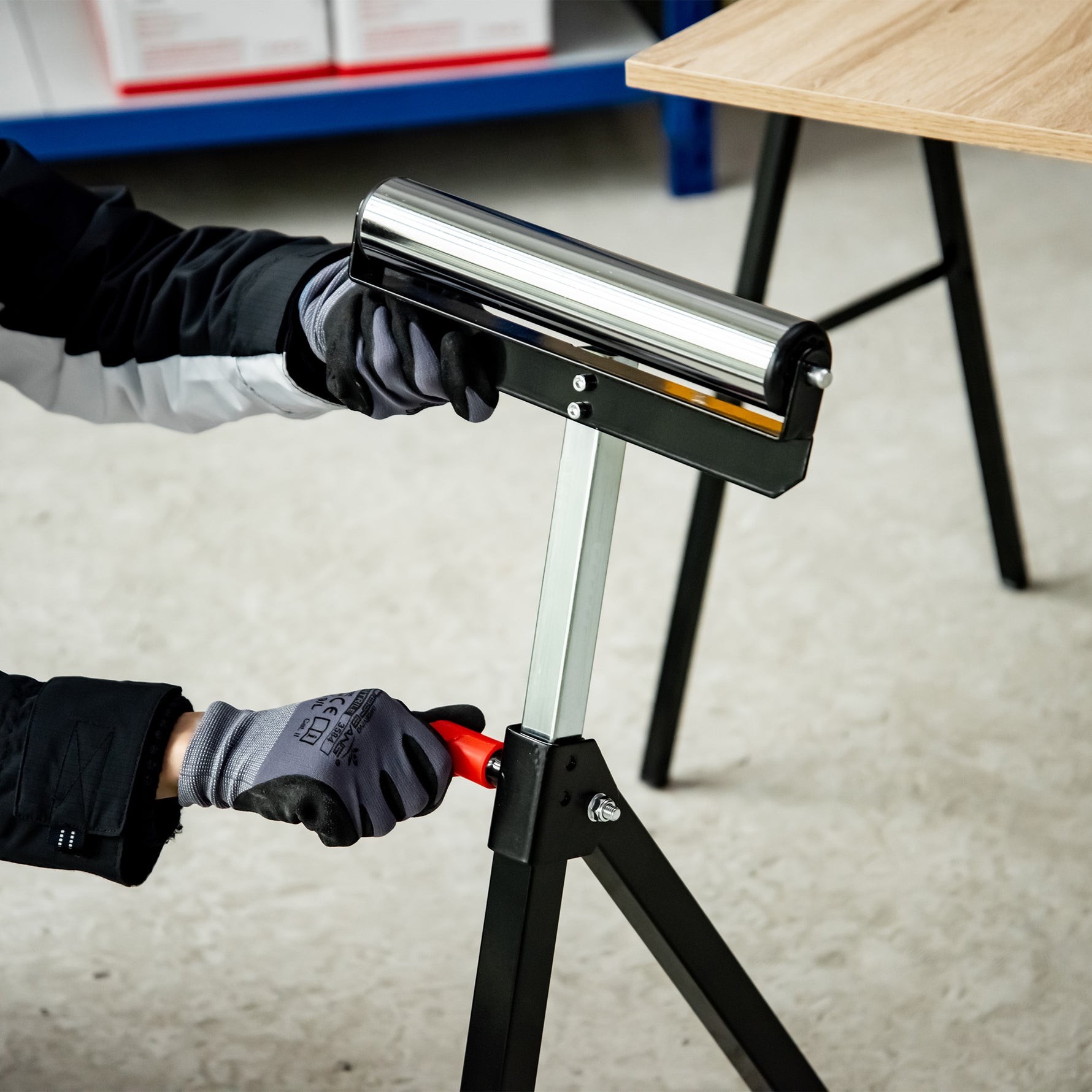 Servante d'atelier à rouleau pliable, support avec rouleau hauteur réglable 68 à 110 cm, charge max. 90 kg, noir