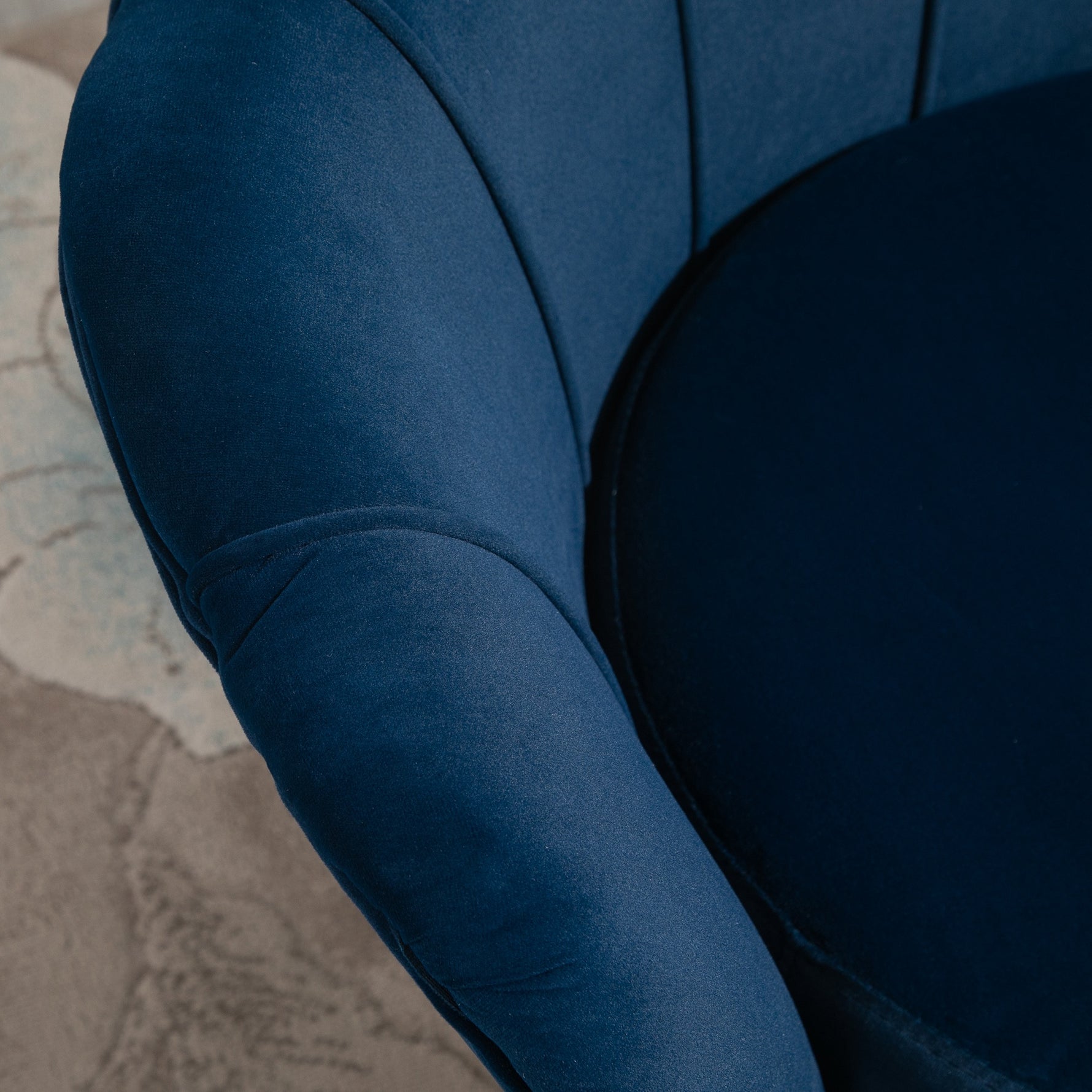 Fauteuil salon fauteuil en velours fauteuil coquillage avec pieds en métal doré pour chambre à coucher, bleu