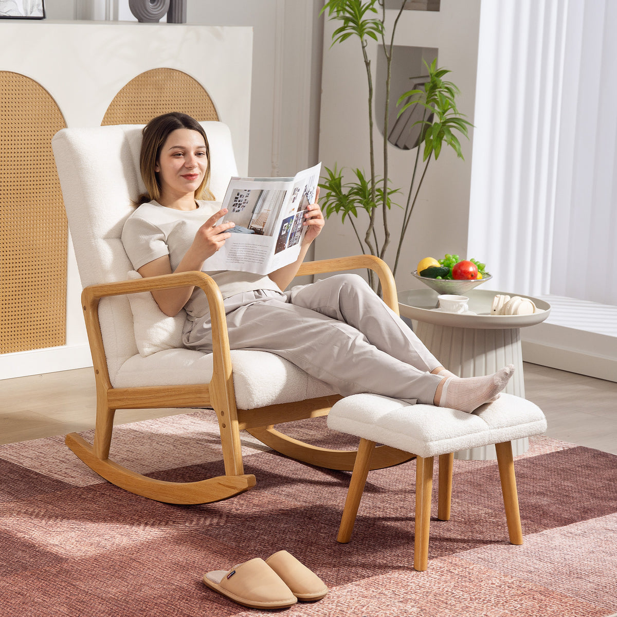 Poltrona a dondolo con poggiapiedi, sedia a dondolo in tessuto bouclé, gambe in legno, 64,5 x 82 x 89 cm, bianco